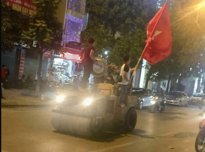 Trông đâu khác gì 500 anh em trên một chiếc xe đâu cơ chứ! Trông đâu khác gì 500 anh em trên một chiếc xe đâu cơ chứ!